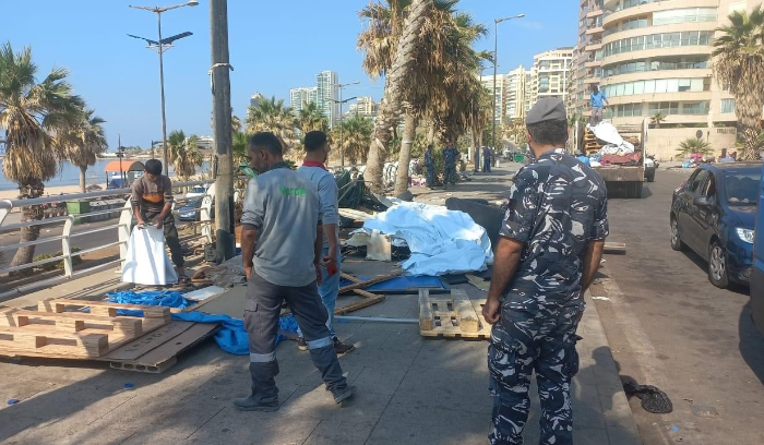 قوى الأمن الداخلي قامت بإزالة الخيم المتبقّية على كورنيش الرملة البيضاء بعد تأمين أماكن إيواء بديلة للنازحين