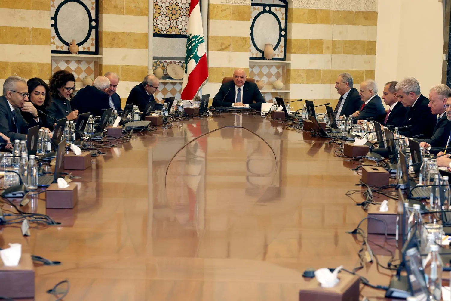 هاجس «الترويكا» حال دون إصدار موقف موحد كان يفضّله عون
الأضداد تحفظوا على خطة الجيش لـ«حصر السلاح»