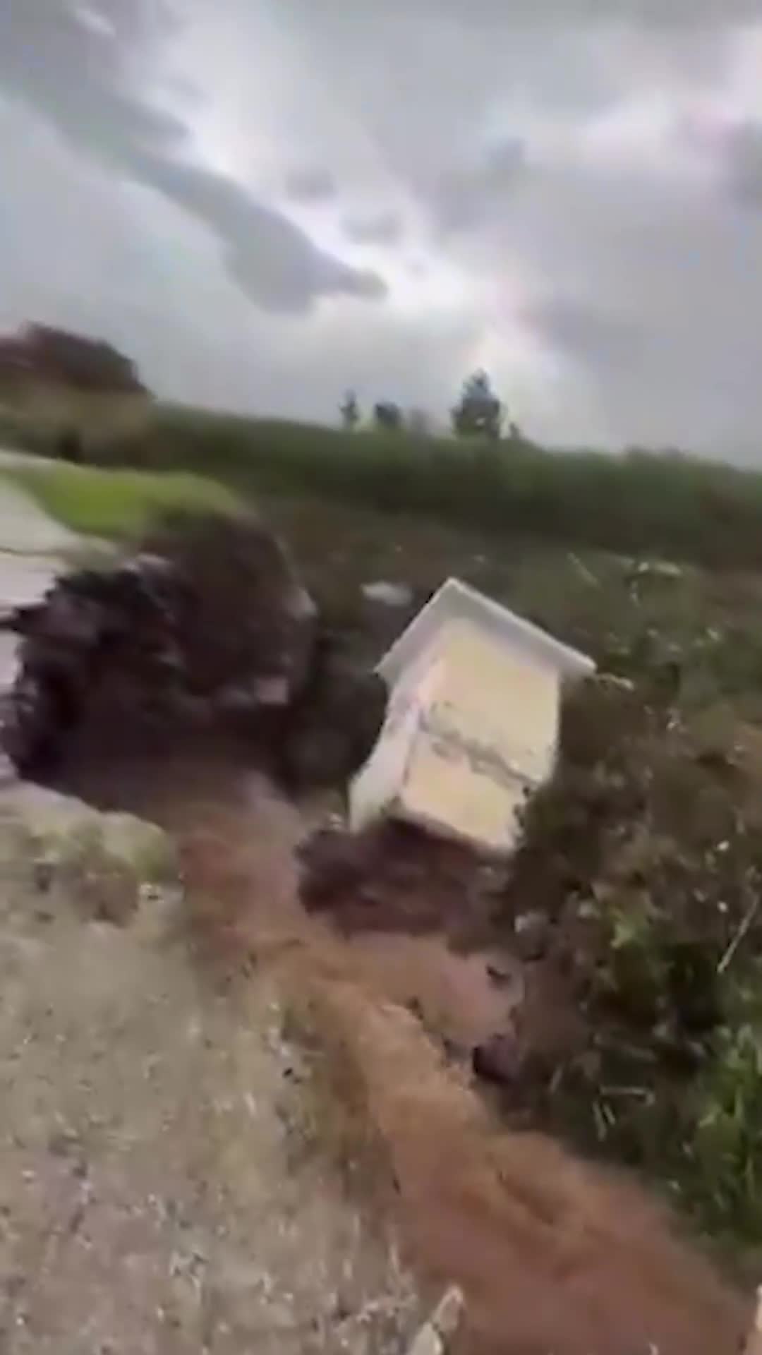 بالفيديو - انهيار جزء من جسر قديم في حكر الضاهري – عكار