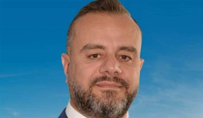 عبد المسيح: مَن يعتبر الناس جحاش يجب أن يقبع في قفص أو زريبة