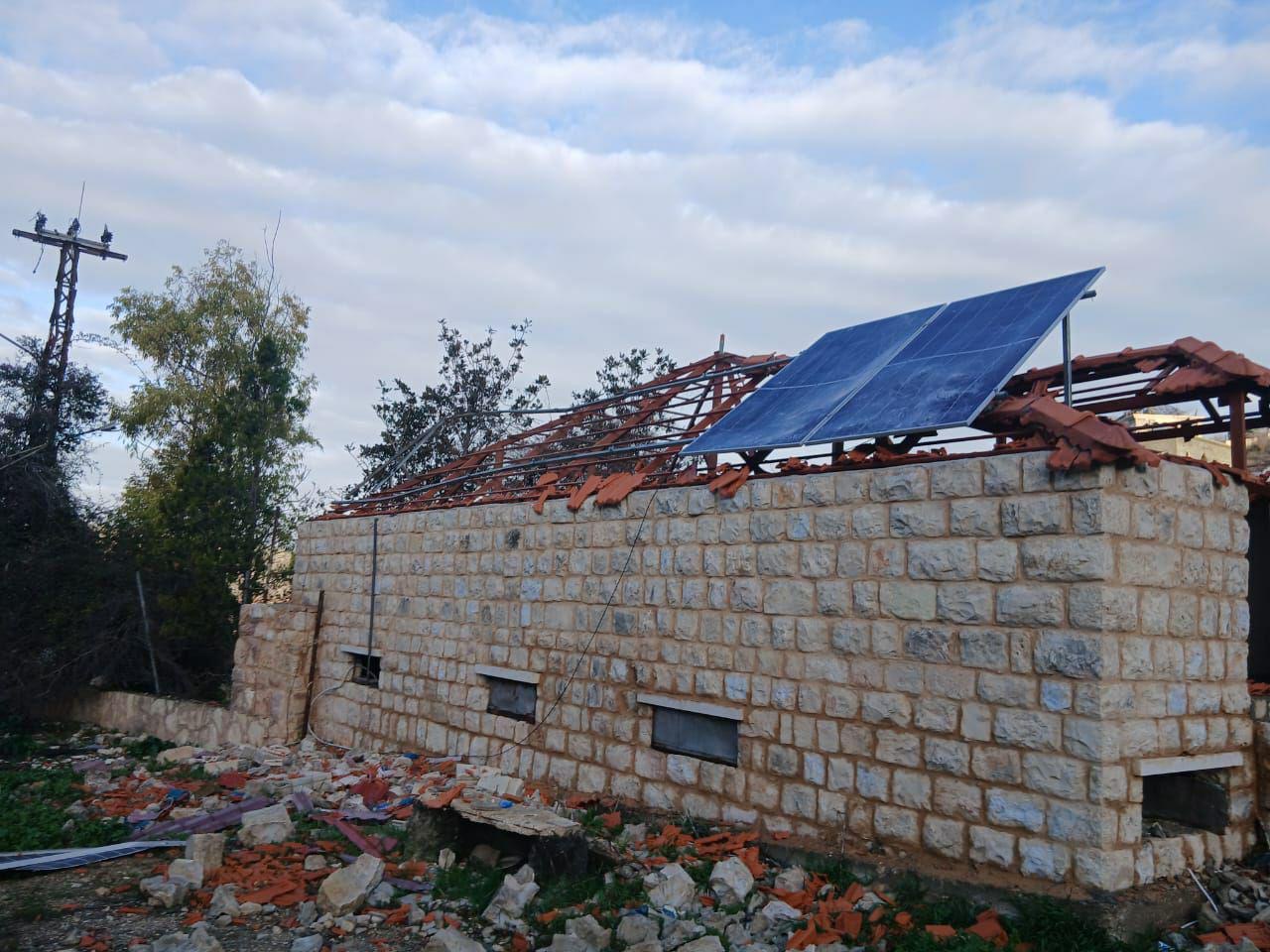 قنابل متفجرة على سقف قرميد 