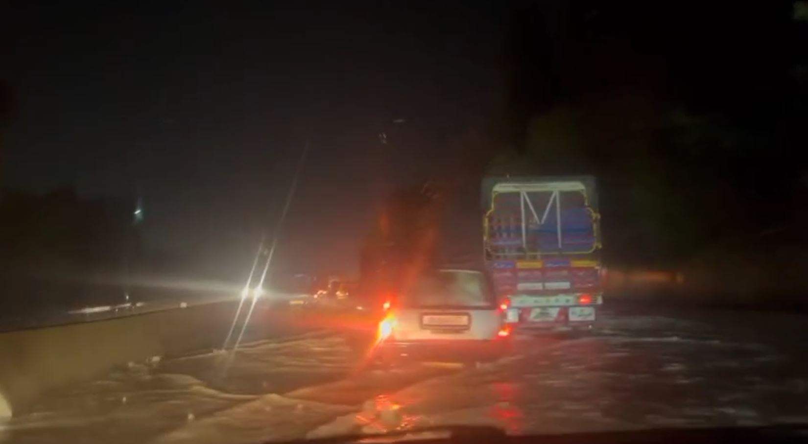 بالصور - غرق أوتوستراد شكا باتجاه طرابلس بسبب الأمطار الغزيرة