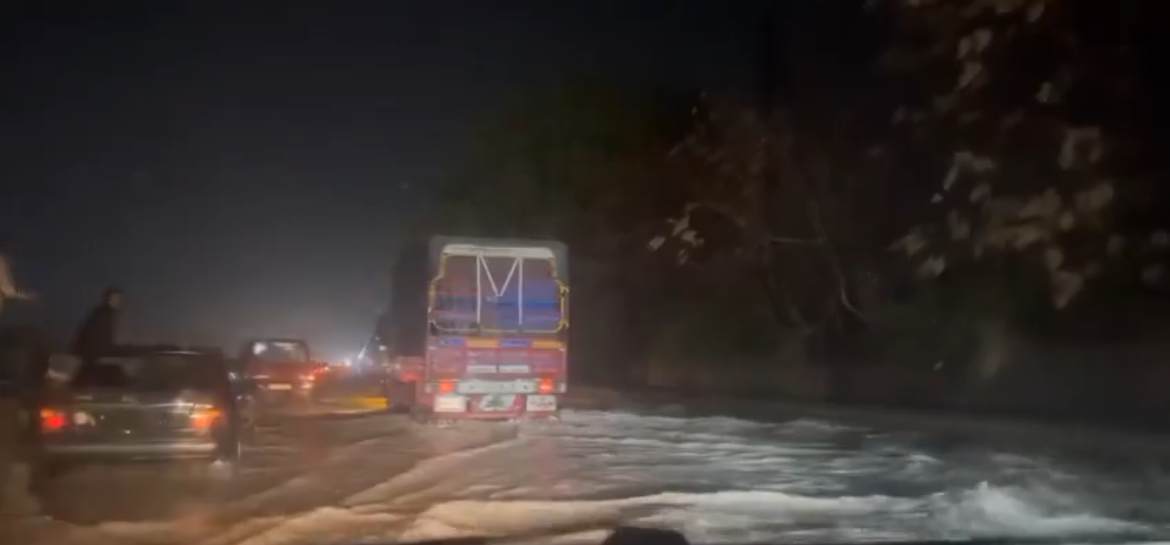 بالصور - غرق أوتوستراد شكا باتجاه طرابلس بسبب الأمطار الغزيرة