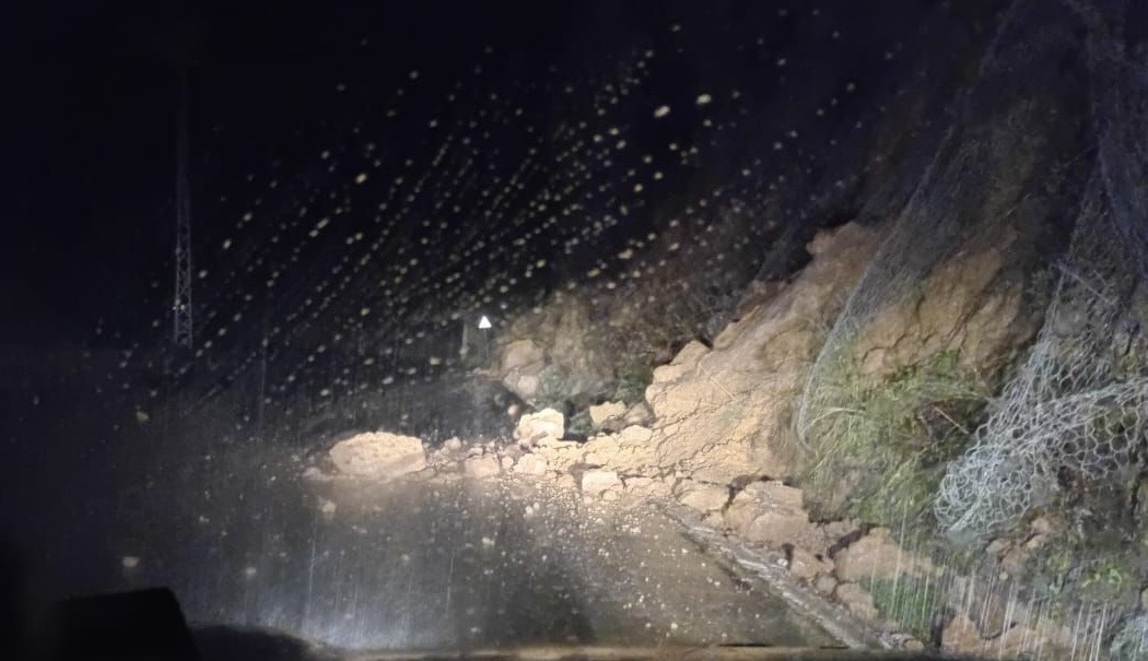 صخور على أوتوستراد بيت شلالا بسبب العاصفة وتحذير للسائقين