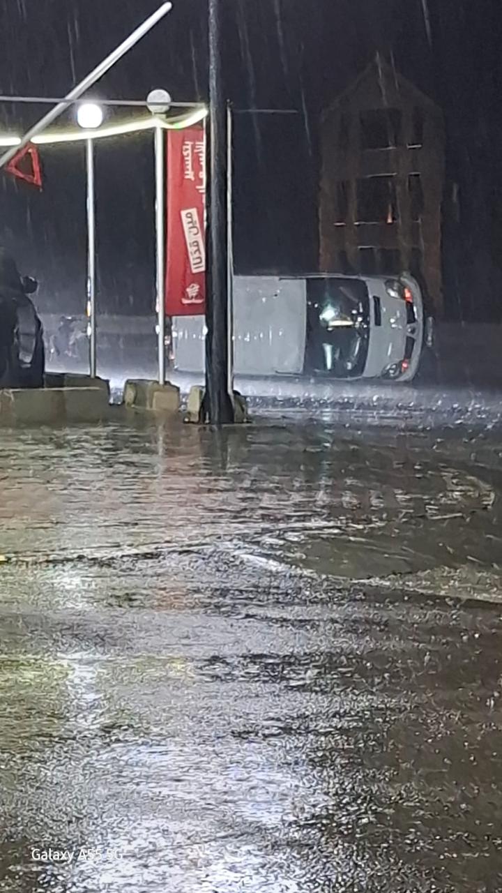 انقلاب فان لنقل الركاب على أوتوستراد القلمون باتجاه طرابلس