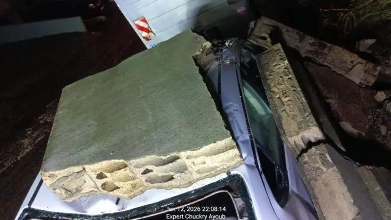 انهيار حائط على سيارات في الروضة