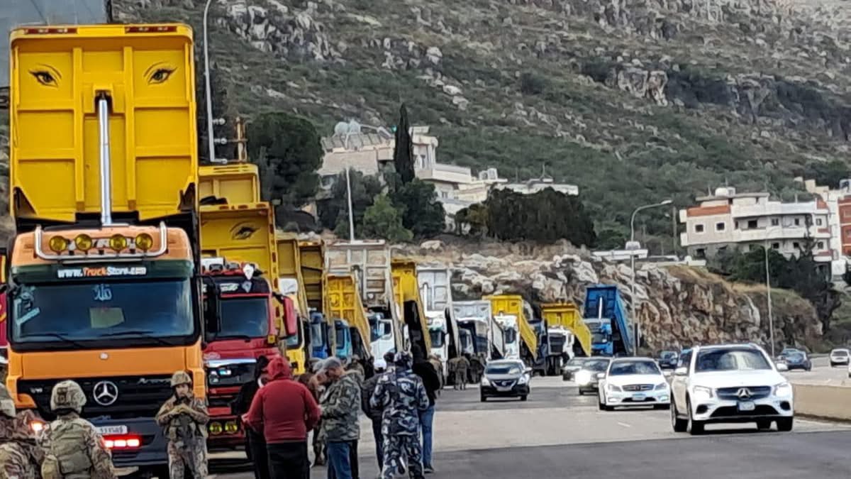 اعتصام لأصحاب الشاحنات على الأوتوستراد الساحلي بين الرميلة والسعديات