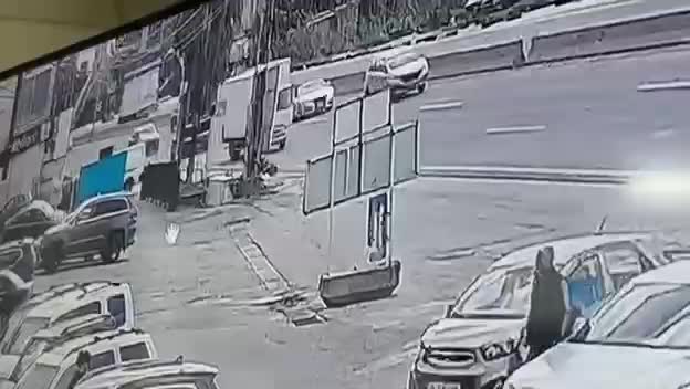 إصابة شخص جراء حادث سير مروّع على أوتوستراد الصفرا (فيديو)