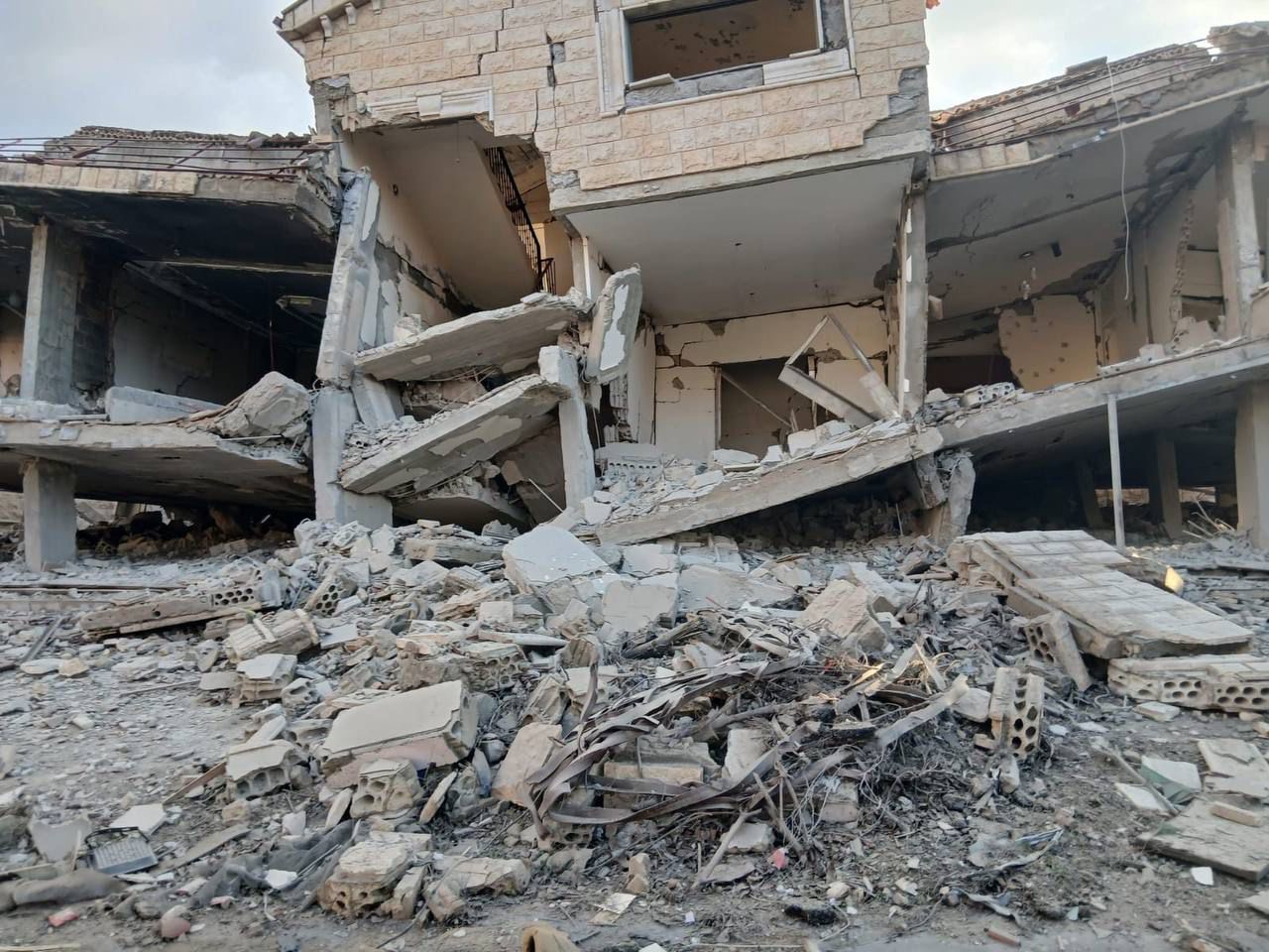 بالصورة - توغّل إسرائيلي فجراً في العديسة وتفجير منزلين… وتفجير مبنى في كفركلا