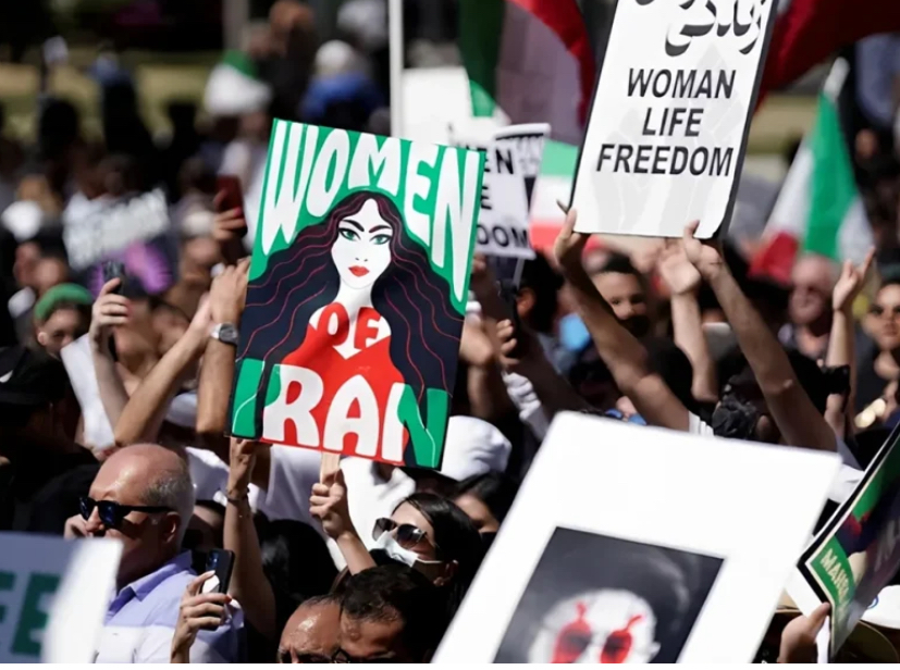 عاصفة إيران تلفح بيروت: رياح التغيير هبّت