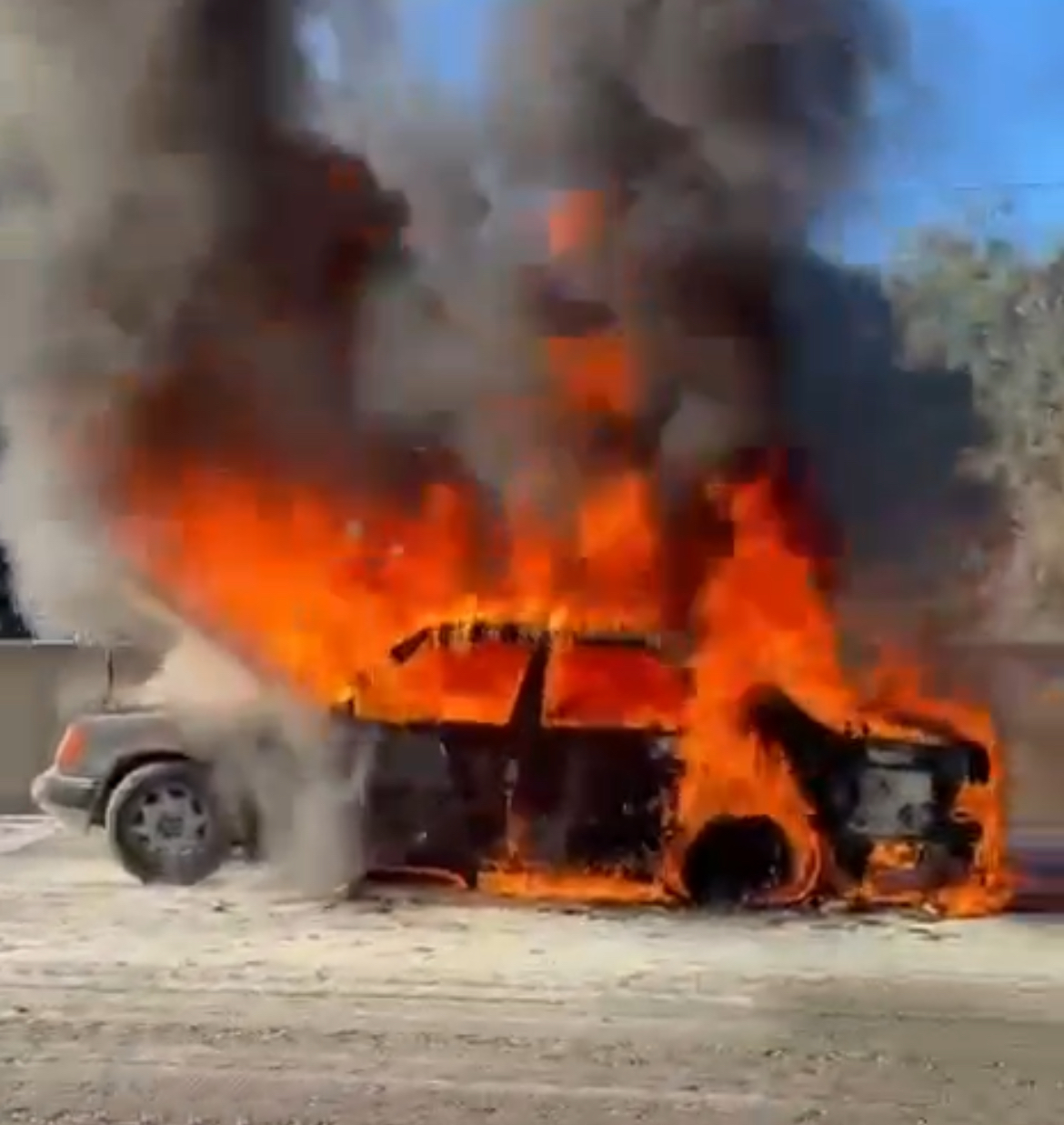 اندلاع حريق في سيارة على طريق كفرحزير–شكا