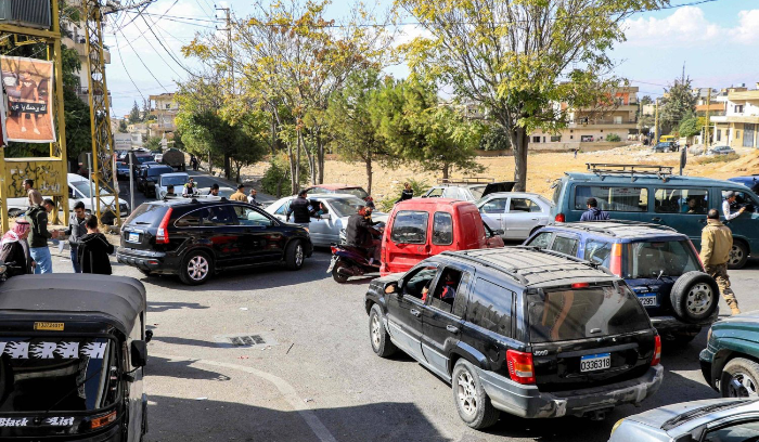 ما أهداف إسرائيل من استهداف المدن اللبنانية ذات الثقل الشيعي؟<br />
أهالي مدينة بعلبك يغادرونها بعد إنذار إسرائيلي