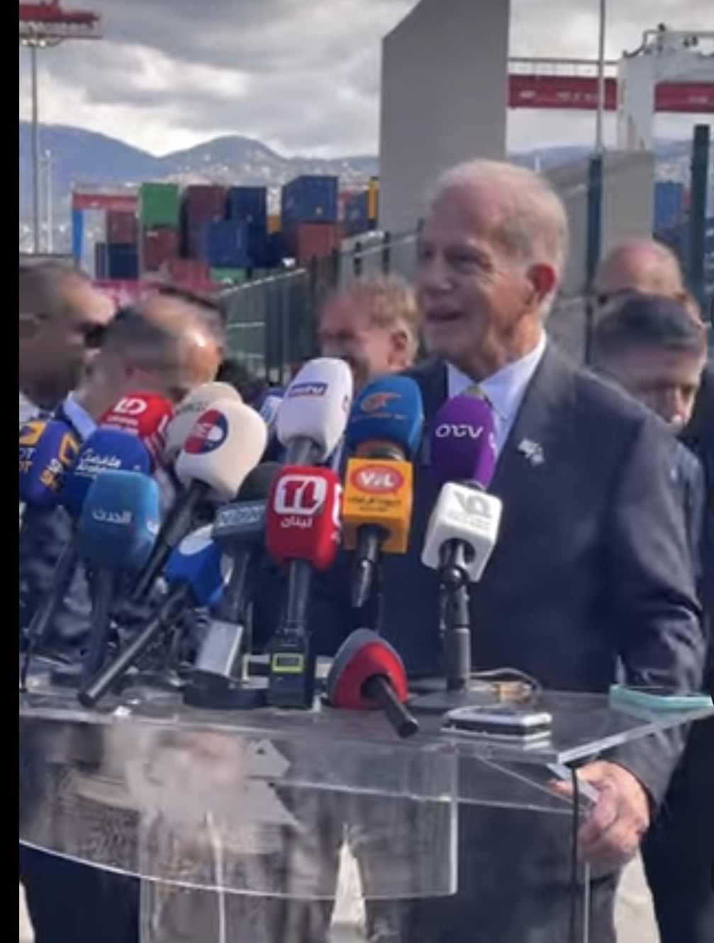 بالفيديو - السفير الأميركي يزور مرفأ بيروت ويطلع على تشغيل أجهزة سكانير حديثة  للجمارك