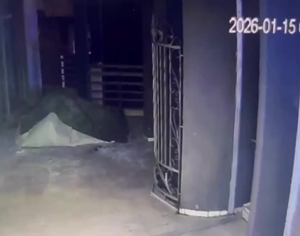 بالفيديو: ملثمان يقتحمان مجمّعًا تجاريًا في الحازمية