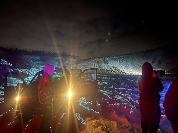 الدفاع المدني ينقذ عائلة حاصرتها الثلوج