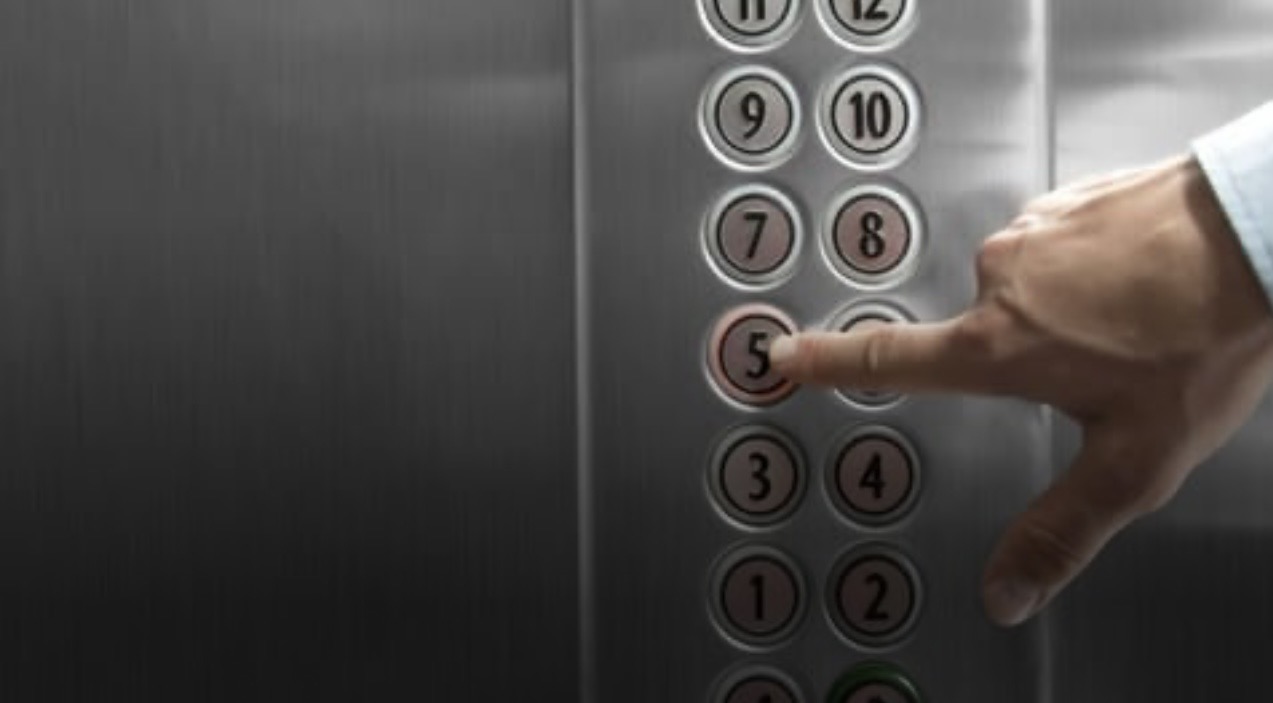 جريح في حادث سقوط داخل غرفة مصعد