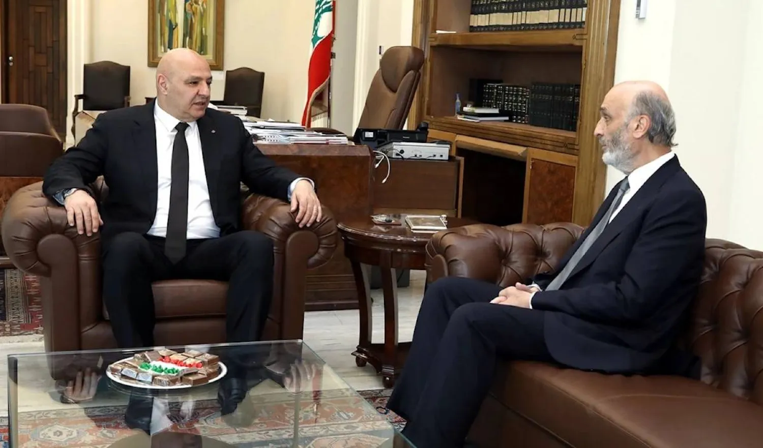 اتصال جعجع بعون يبدّد التقديرات عن خلافات بينهما
مصادر «القوات»: تطابق بالرؤية الاستراتيجية وتباينات «موضعية»