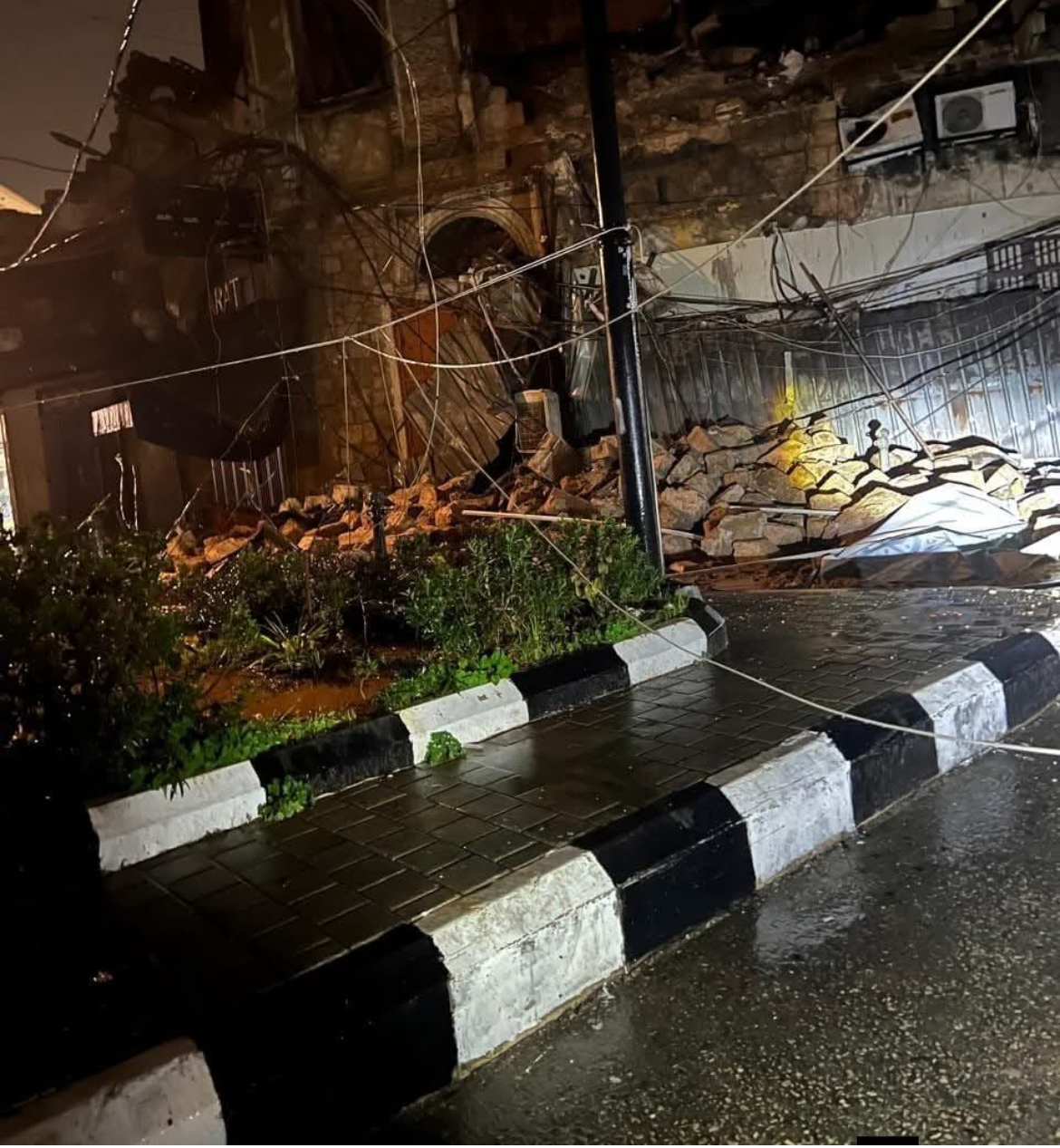 انهيار مبنى قديم في طرابلس فجراً جراء الأمطار الغزيرة