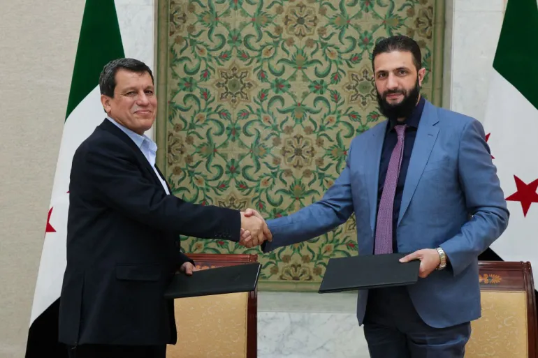 قائد قسد يصل إلى دمشق تمهيدًا لاجتماع مع الشرع بحضور براك