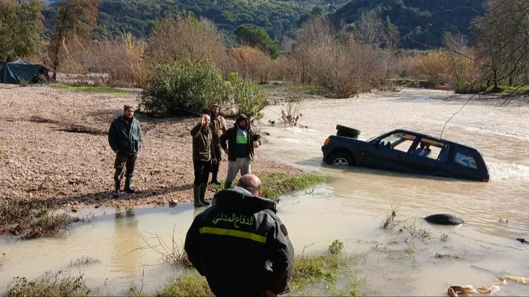 انقاذ اربعة اشخاص اثر انقلاب سيارتهم في نهر بسري