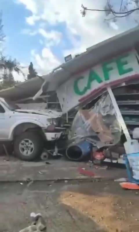 إصابة عدد من الأشخاص إثر جنوح سيارة على مقهى في حارة الناعمة (فيديو)