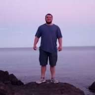 بلوغَر أميركي يفوز بتحدي بيتزا في بئر العبد ويحصد 10 آلاف دولار خلال 40 دقيقة