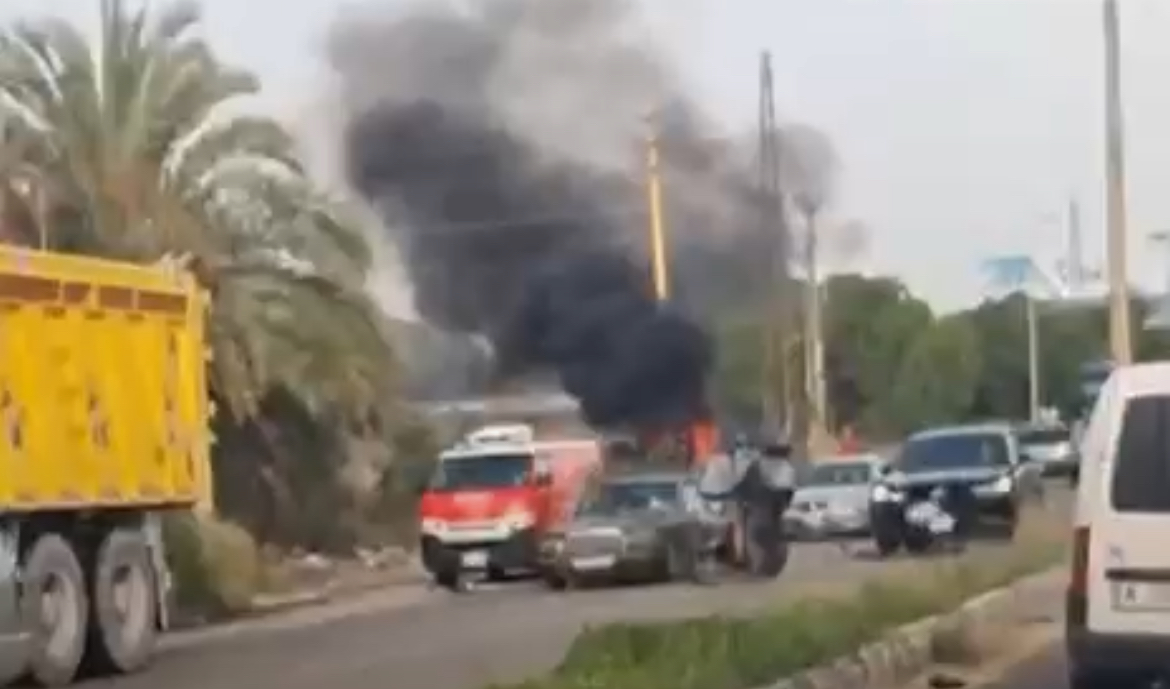 بالفيديو -  إصابة في غارة على سيارة في الزهراني