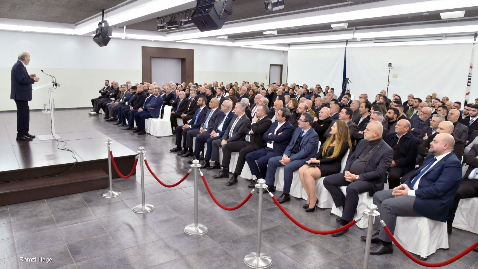 جعجع في  تسليم بطاقات حزبية : الانتساب شراكة فعلية في مشروع وطني طويل النفس