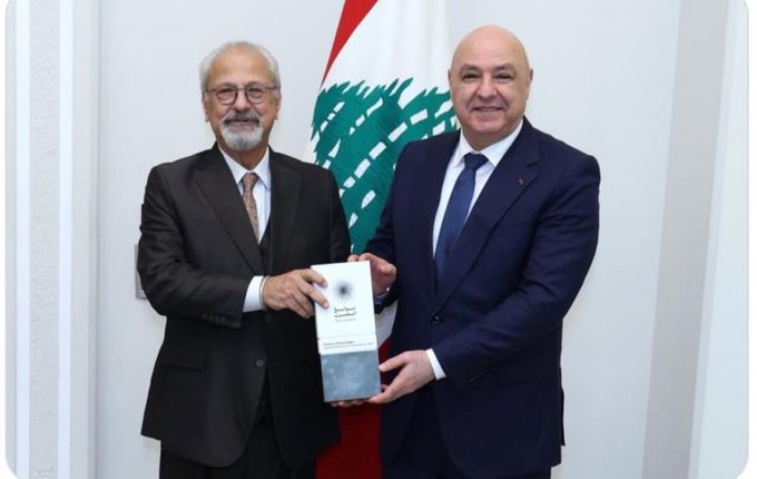 عون يهنئ البروفسور شربل داغر بجائزة نوابغ العرب 2025