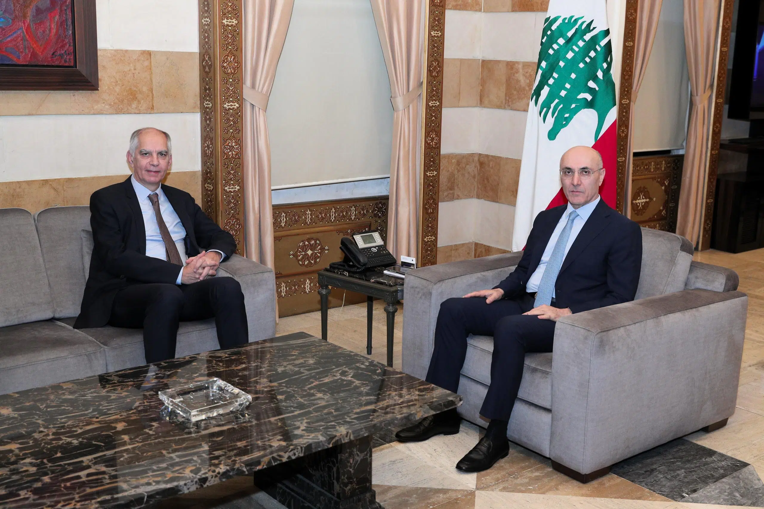 وزير الداخلية يبحث مع السفير الفرنسي التحضيرات لمؤتمر دعم الجيش والقوى الأمنية في باريس