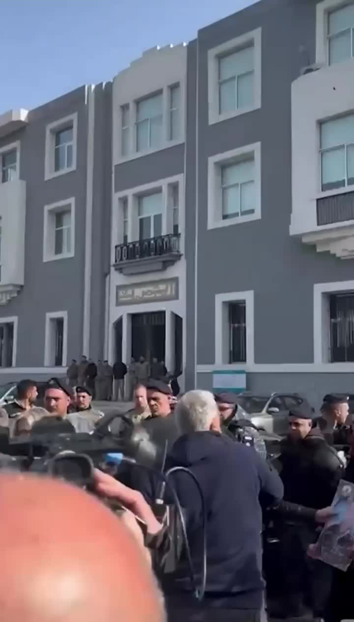 بالفيديو: أهالي ضحايا المرفأ يرشقون مبنى الجمارك بالبندورة!