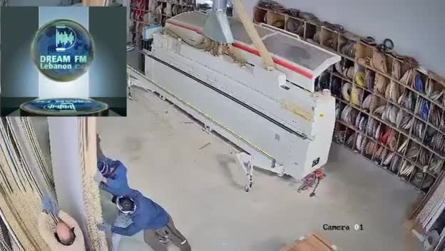 وفاة عامل هندي سحقًا تحت ألواح خشبية في زحلة !!