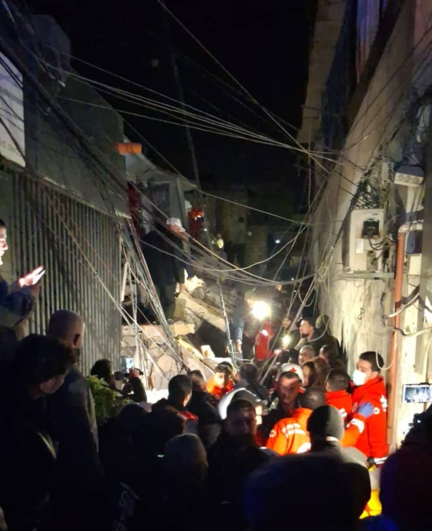 الدفاع المدني: إنقاذ طفلة من تحت الأنقاض واستمرار عمليات البحث في طرابلس