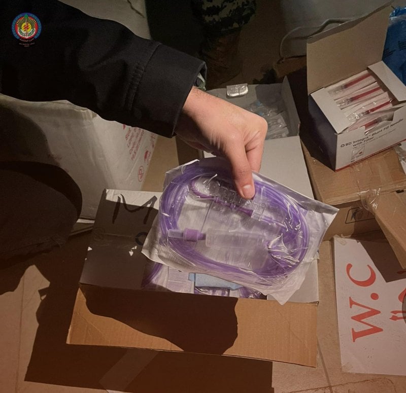 تحت عنوان العمل الخيري… الأمن يداهم مستوصفًا ويضبط 30 ألف علبة دواء مهرّبة