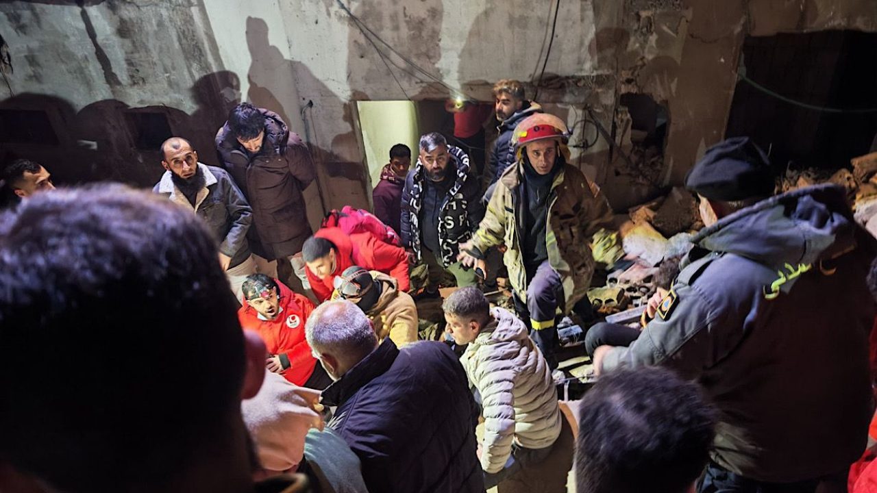 بالفيديو - محاولة لسحب  اليسار بعد انتشال والدها من تحت الانقاض في القبة- طرابلس