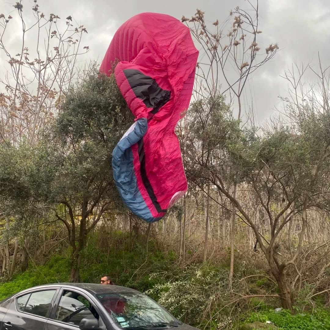 بعد سقوط طيارين … قوى الأمن تختم منصة إقلاع الطيران الشراعي في جونية