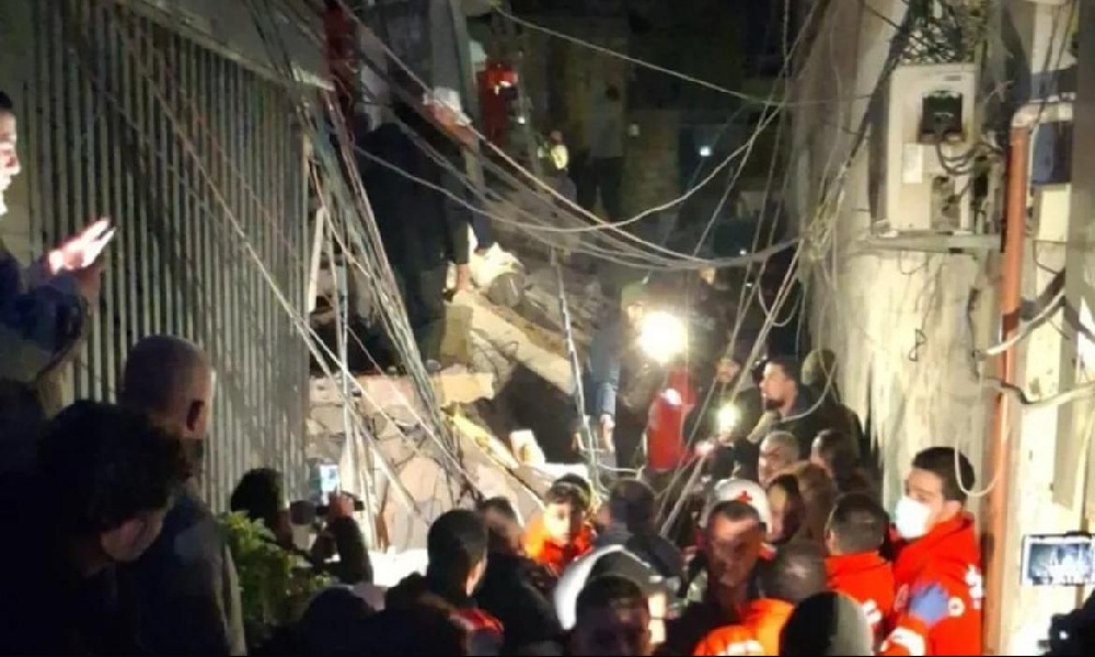 إنقاذ فتى من تحت الانقاض في طرابلس