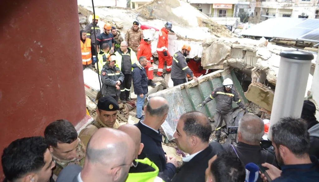 افتضاح متكرّر للدولة أمام كارثة الانهيار في طرابلس... سلام من باريس: لا جنوب ولا شمال مع حصرية السلاح