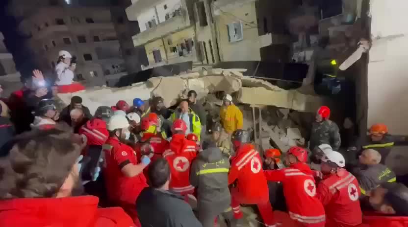 بالفيديو - طرابلس: سباق مع الزمن لإنقاذ ممرضة عالقة تحت الأنقاض بعد أكثر من 28 ساعة على انهيار مبنى في القبة