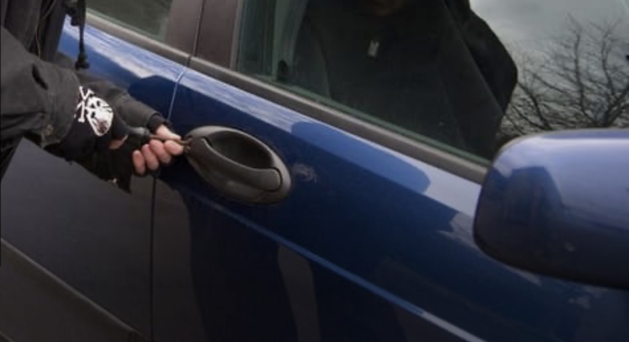 عمليّات سرقة من داخل سيّارات على أوتوستراد زحلة - أبلح