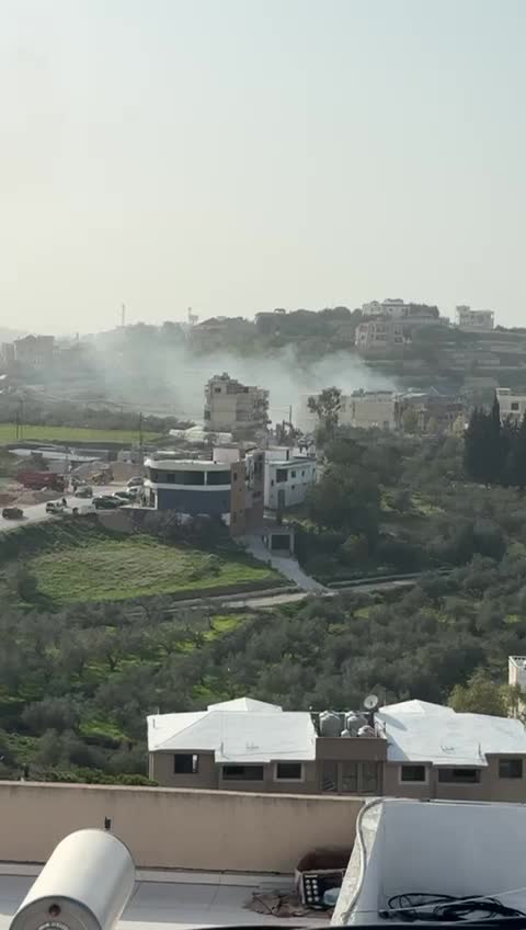 بالفيديو: استهداف سيارة بين بلدتي معروب وباريش