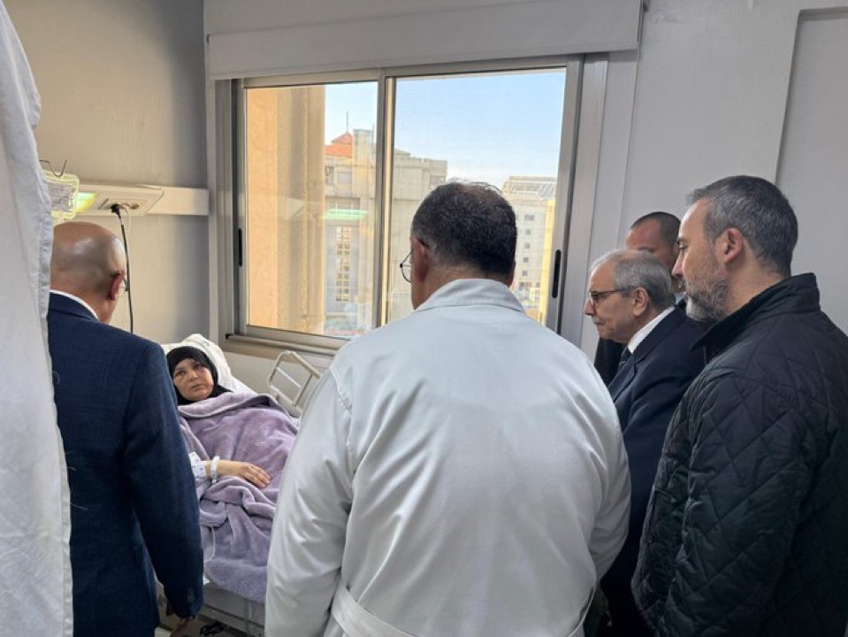 سلام زار  أمل السيد في المستشفى وعزاها بزوجها محمد المير