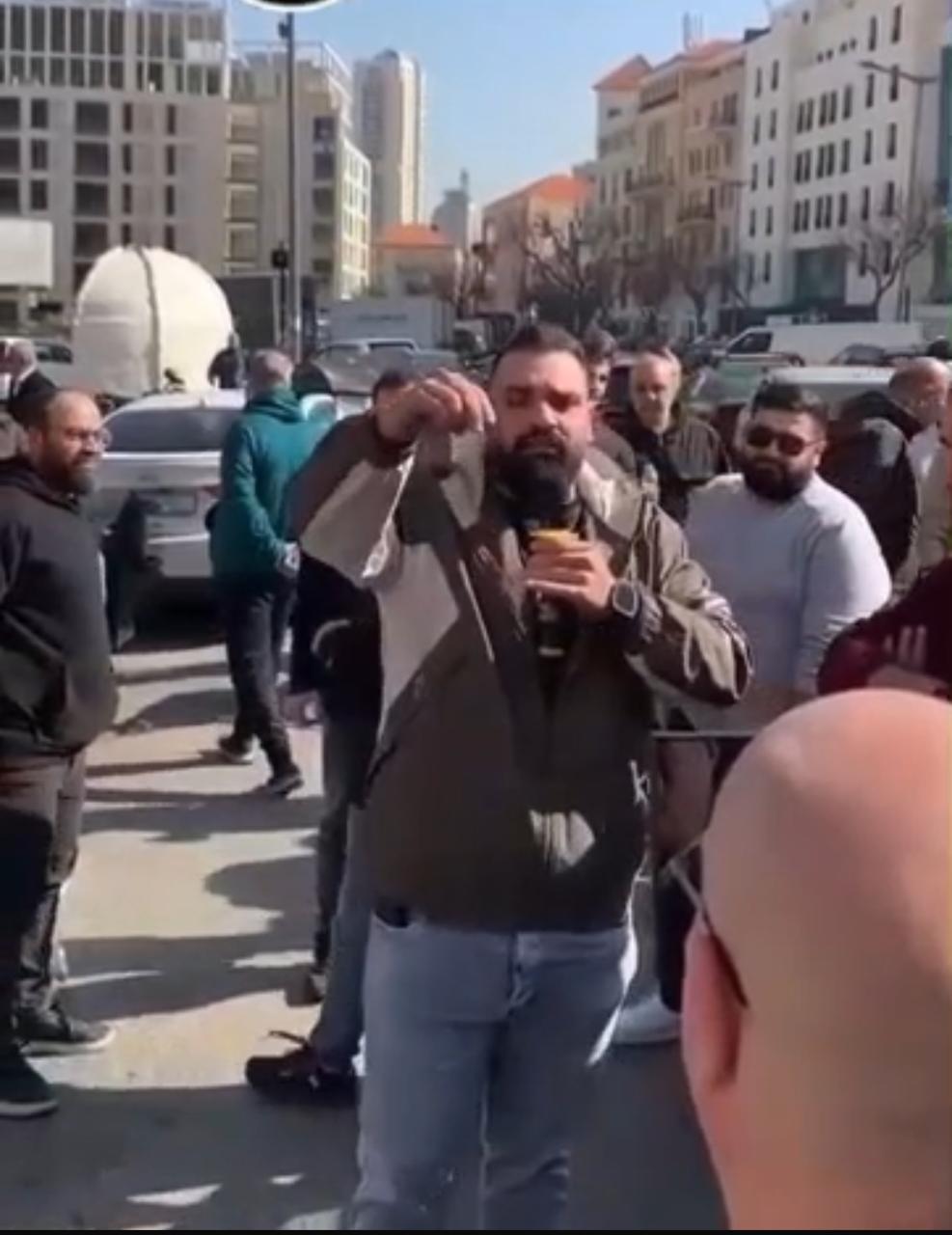 قطع طريق ساحة الشهداء من قبل تجمع السائقين العموميين