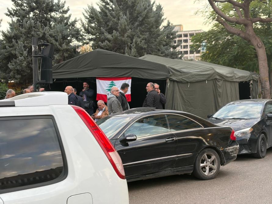 العسكريون المتقاعدون ينصبون خيمًا في ساحة رياض الصلح تحضيرًا للتحرّك غدًا