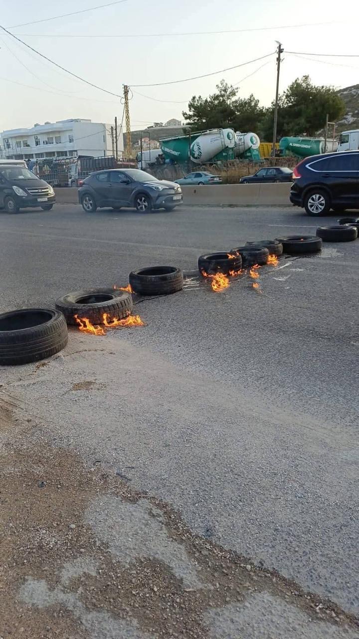 العسكريون المتقاعدون يقطعون أوتوستراد شكا بالإطارات المشتعلة قبيل جلسة الموازنة