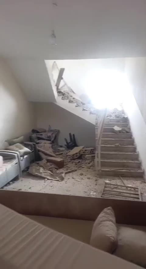 بالفيديو - إستهداف منزل عند أطراف يارون