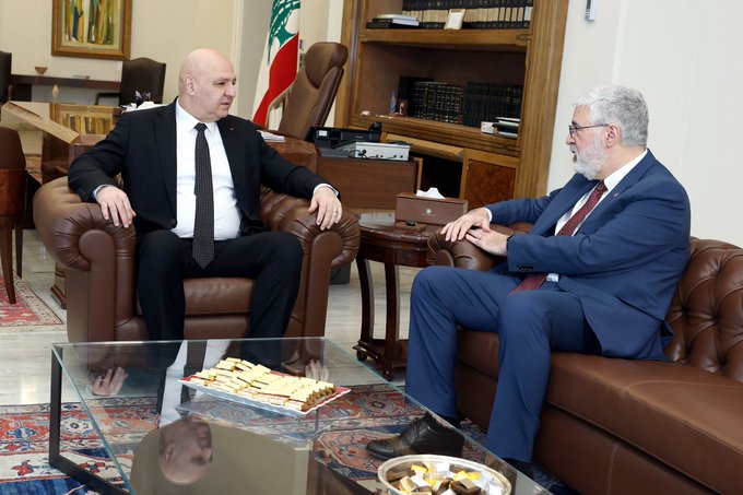 الرئيس  عون يهنئ رئيس الجامعة الأميركية في بيروت  لإدراج اسمه ضمن قائمة الشخصيات المئة الأكثر تأثيرًا في علم الأورام لعام 2025