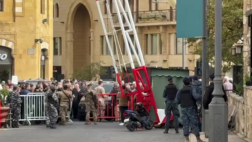 بالفيديو: العسكريون المتقاعدون اعترضوا مواكبهم… نواب يصلون إلى ساحة النجمة مشياً على الأقدام