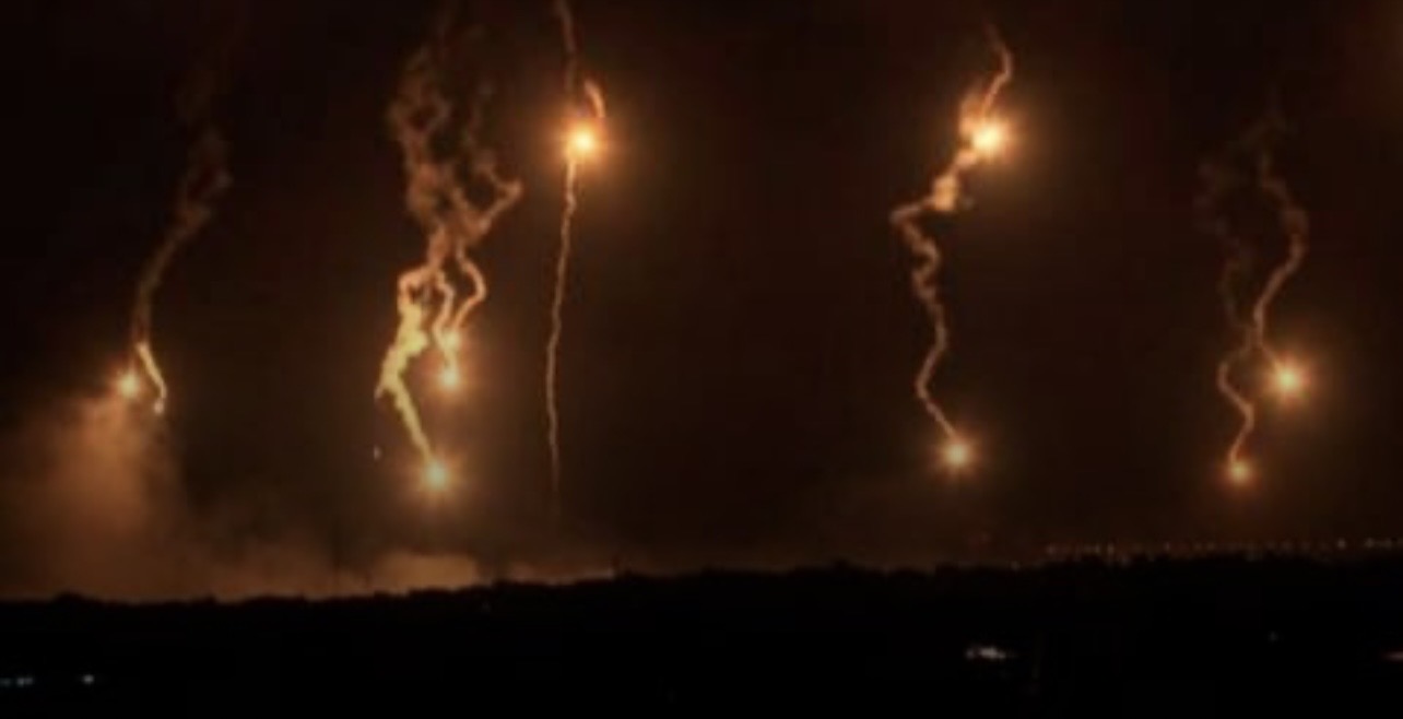 مناورات إسرائيلية عند الحدود وانفجارات وقنابل مضيئة