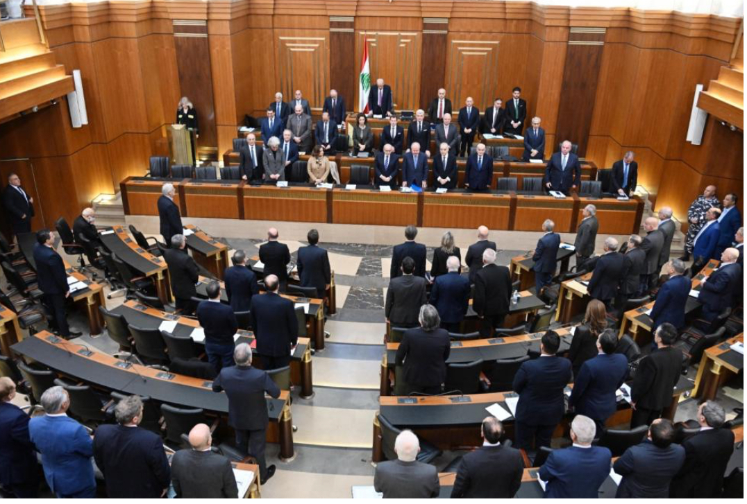 لبنان في العاصفة: لا مخرج قريب<br />
جلسة الموازنة تكشف عمق الانقسام بين الدولة والشارع<br />
هجوم مضاد لاستعادة «الميكانيزم»